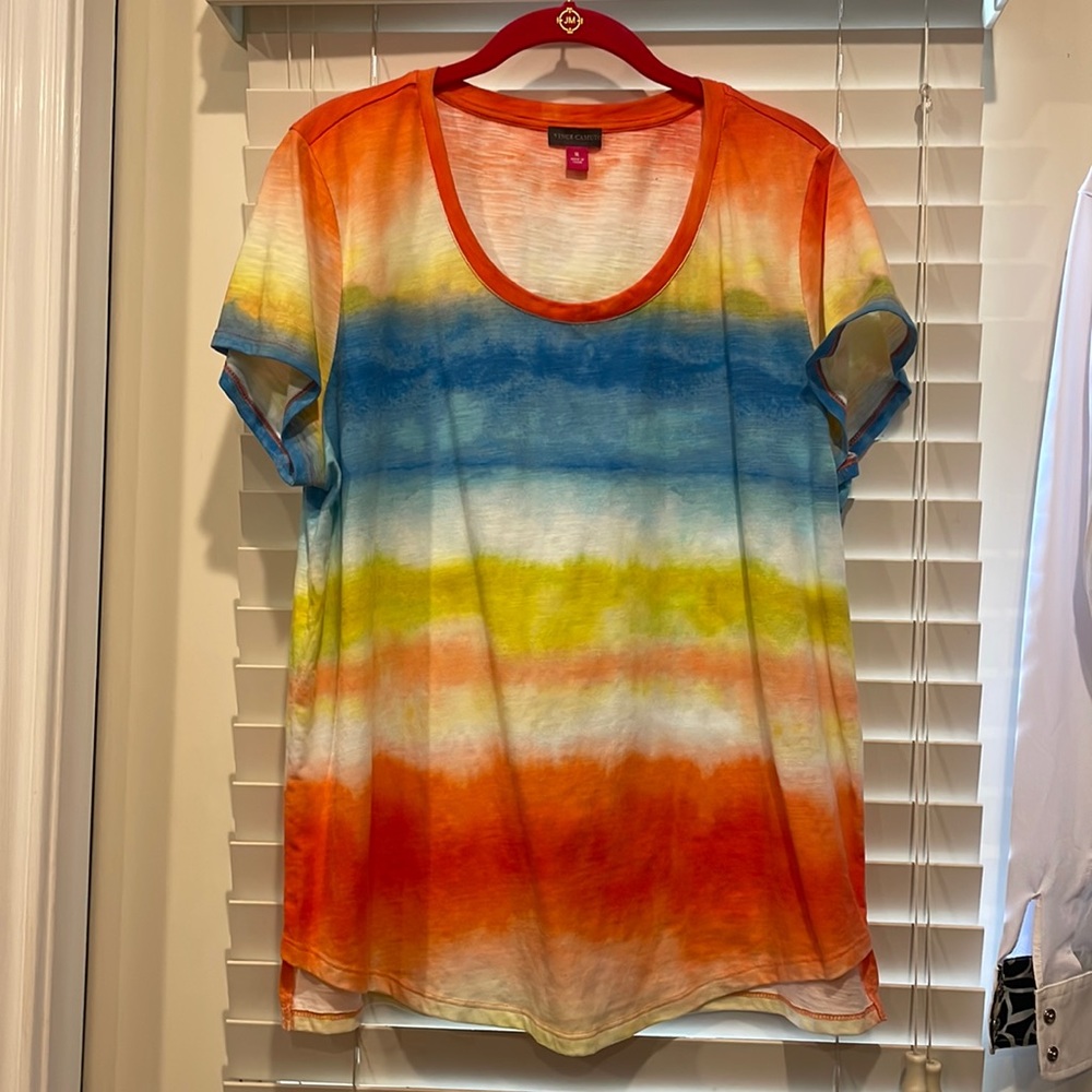 XL Vince Camuto t-shirt, fun summer colors!